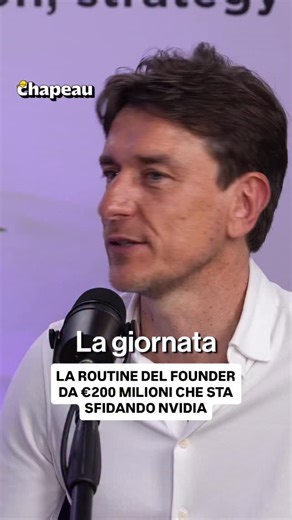 Chapeau on Instagram: "🎙️ Fabrizio del Maffeo, CEO e co-founder di Axelera AI, racconta la sua giornata tipo. Spoiler: non esiste una giornata “tipo”. 📍 Sveglia alle 6:30. Porta i figli a scuola. 📍 Poi: meeting no-stop con stakeholder, investitori, clienti, istituzioni. 📍 70% del tempo è solo call e problem-solving. 📍 Si lavora anche alle 23, a letto, leggendo email. 📍 E se sei in USA? Sveglia alle 4:30. Europa al mattino. Stati Uniti fino a sera. Poi a dormire con i figli. 📌 Weekend? Sol