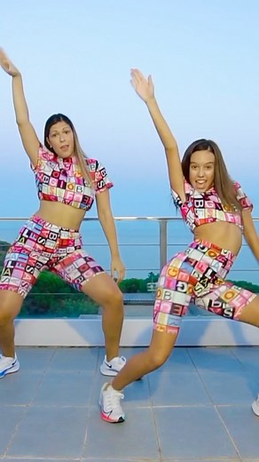 Alba ✨ on Instagram: "DANCE •• RELACIÓN REMIX ‍♀️•• BAILE COMPLETO en el instagram de @alexity_world & @brendadd [ coreo nuestra ;) + trocito de Tiktok!¡] #alexity #dance #reels #twinning"