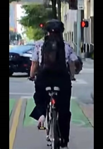Never in my bike life I’ve seen heels on a bike! Boss moves 💯 #bossbabe #cycling #cyclist #downtown #htx
