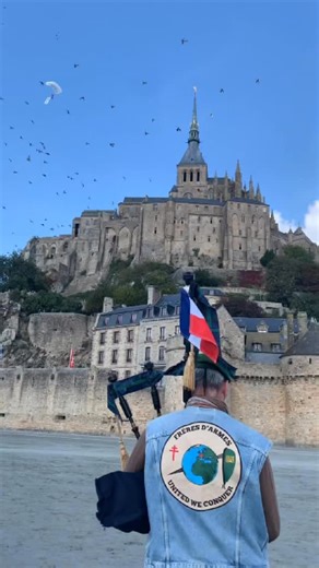 Édito : Par Saint-Michel...Vive les paras ! Une Saint-Michel 2025 en forme de triptyque, 3 sauts sur 3 jours - 27, 28 et 29 septembre - avec 3 avions différents et sur 3 DZ différentes, mais toujours en vue du mont Saint-Michel. A lire sur PARAMAG https://paramag.fr/par-saint-michel/ #paramag | ParaMag