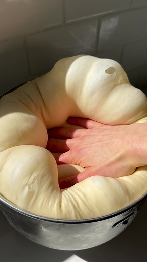 MINI CHALLAH ROLLS🤎 Stop whatever you’re doing and go make these mini challah rolls! They’re soft and fluffy, with a hint of sweetness and the most delicious flavor🤌 The recipe requires simple pantry ingredients you already have at home, plus- it’s completely vegan! So what are you waiting for? Try it out and let me know how it goes :) FULL RECIPE is on my blog itsvegansis.com (link in bio) . . . . . #challah #breadmaking #bread #asmr