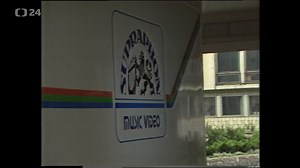 Přesně před 40 lety se představitelé Československé televize a odborového podniku VHJ Supraphon společně s novináři v areálu Kavčích hor poprvé seznámili s možnostmi přenosového vozu. 👉 Reportáž ze září 1985 nám přiblíží, jak vypadaly počátky videozáznamů hudebních vystoupení v Československu. | Archiv ČT24