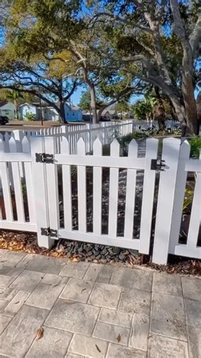Vinyl Picket Fence Saint Petersburg, Florida #backyard #home #ihavethisthingwithplants