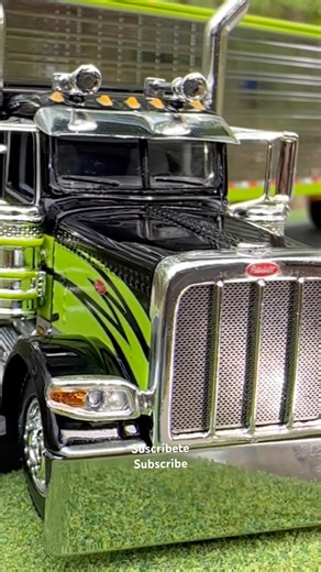 DCP 1/64 Peterbilt Reefer Semi Truck