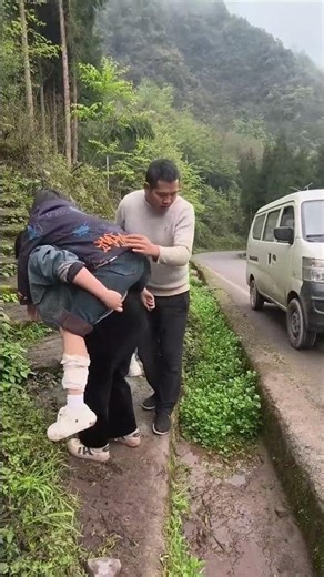 There is true feeling in the world of people.#kindness #inspiration #helpothers #viral #rescue