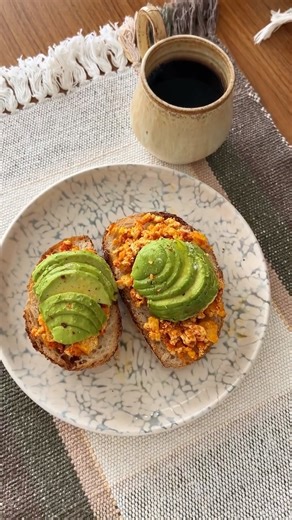 sophi gross • alimento vivo on Instagram: "tudo que comi em um dia comum com a minha nutri reagindo @nutrigabimiguel 🫶🏼"