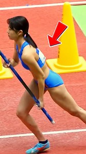 Descubre cómo se ejecuta un salto con pértiga desde la perspectiva de un experto. Aprende la preparación física, la técnica precisa y la sincronización perfecta que una atleta necesita para convertir su impulso en altura. Este video revela los secretos detrás de cada fase del salto, desde el fortalecimiento de las piernas y el core hasta la coordinación del agarre y el vuelo. Ideal para deportistas, entrenadores y apasionados de la atletismo que buscan entender cómo la ciencia y la técnica se co