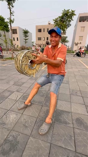 Thả diều anh chay giữ dây diều kéo lướt trên sân như lướt trên mây..#layangan #kite #patang #pipa