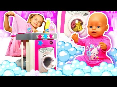 Time to wash the doll's laundry in a toy washing machine! Change the laundry in the doll's crib.
