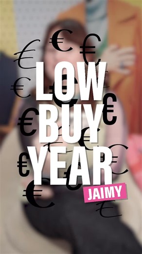 Flair on Instagram: "Een jaar lang zo min mogelijk uitgeven? 💸 In 2026 gaat Flairs Jaimy de uitdaging aan met haar #LowBuyYear. En dit zijn de regels: 1️⃣ Alleen essentials: kapotte spullen mag ze vervangen, maar alles wat nog goed is, moet eerst opgemaakt worden. 2️⃣ Kleding, beauty en boeken? Maximaal €80 per maand. 3️⃣ Concerten, festivals en wijntjes met vriendinnen? Daar is elke maand €100 voor. Kan ze het volhouden of neemt het gat in haar hand het over? Volg het hier! #Flairnl #Ownit"