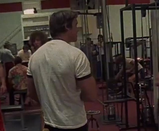 𝒋𝒐𝒔𝒖𝒆𝒎𝒕𝒛. on Instagram: "Arnold Schwarzenegger es un relato de ambición y reinvención constante, dividida en tres etapas principales donde alcanzó la cima en disciplinas totalmente distintas. El Atleta: El “Roble Austríaco” Nacido en Thal, Austria, en 1947, creció bajo la estricta disciplina de su padre, jefe de policía local. Inicio: A los 15 años comenzó a levantar pesas tras ver a íconos como Reg Park en el cine. Logros: Se convirtió en el Mr. Universo más joven de la historia a los 2