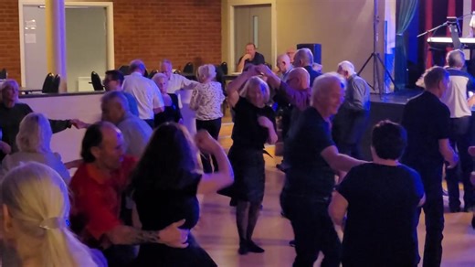 Bodils Dancing 28 november 2025. Det var mange som hadde tatt veien til Bodils Dancing i Oslo denne kvelden. Bodils er det eneste stedet i Oslo som regelmessig har dans til kjente danseorkester. Tiden har blitt slik at mens de norske dansebandene ser ut til å ende opp som duo, så er det minst 70-80 orkestre som spiller til dans i Sverige. Det har ført til at norske arrangører av dans har mer og mer hente danseorkester fra Sverige på sine arrangementer. Bodils Dancing er ingen unntak og denne gan