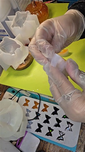 22K views · 436 reactions | Come make and unmold some cute little koi fish with me!  I love this mold! Its super cute and has great detail! ❤️ #koifish #koifishart #resindemolding #resindecor #epoxyresinart #resinpour #resin #resinartist #creation #epoxyresin #epoxyresinartist #resinintocreationswithlainie @topfans | Resin Into Creations With Lainie | Facebook