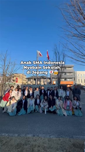 Kelas Bahasa Jepang Edulabo on Instagram: "Edutrip ke Jepang 🇯🇵🇯🇵🇯🇵 Mulai dari belajar di kelas bareng Sensei, nyoba permainan tradisional Jepang, penampilan seni, kunjungan ke Osaka University, jalan-jalan keliling Jepang, nginep di Ryokan, makan ramen, yakiniku, dan banyak hal seru lainnya 🤩 Intip RECAP kegiatan Global Immersion Program SMA Santa Ursula Jakarta x Riseisha High School Osaka yuk!! Kamu tertarik pengen ikutan juga? DM ke Instagram @edulabo.id atau komen di postingan ini ya