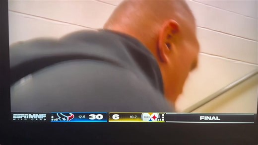 As we all watch, which will probably be the last time, Aaron Rodgers walks off the field. We love you Aaron.. | Die Hard Packer Fan