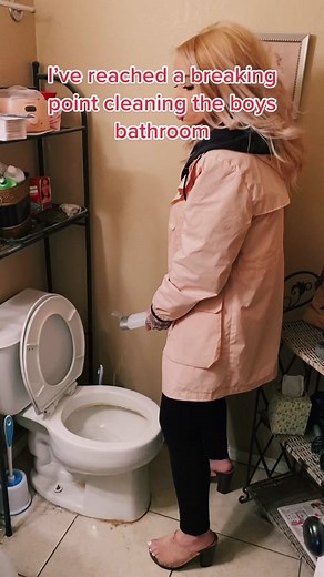 Correct Ways to Pee in the Bathroom