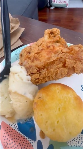 Let’s eat chicken from Popeyes #eating #food #foodie #popeyes #chicken #shorts