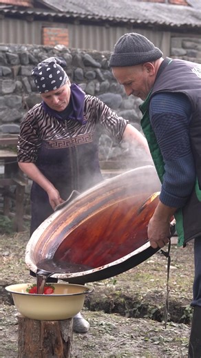 One of nature's most healing delights: Carob molasses! Pure, natural, and rich in flavor, it energizes your breakfast table and powers your day. 💪🌿 Every spoonful is health, every drop is hard work. #CarobSyrup #NaturalProducts #AdditiveFree #HealthyEating #HealingTreasure