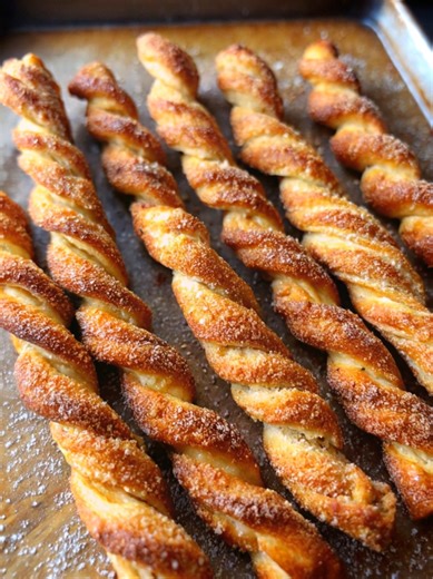 These might be the most dangerous thing I’ve ever made with sourdough discard. Light, flaky, buttery… and rolled in cinnamon sugar while still warm. One turns into three very quickly. 😅 I love discard recipes that feel a little extra without requiring extra effort, and these twists are exactly that. No yeast, no long rise, no laminating — just mix, twist, bake, and coat. The edges get crisp, the centers stay tender, and the cinnamon sugar melts right into every layer. If you’re swimming in disc
