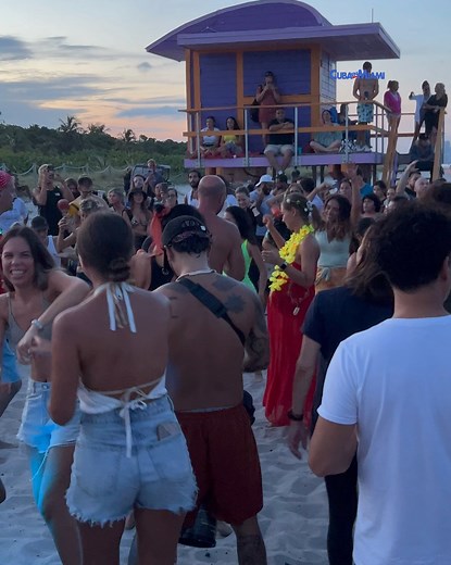 Magnifico ambiente en la fiesta de la luna llena en Miami Beach 😍 | Cuba en Miami