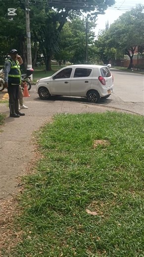 El Artículo 75 del Código Nacional de Tránsito de Colombia (Ley 769 de 2002) regula el estacionamiento de vehículos en vías públicas, estableciendo normas de seguridad y movilidad. Prohíbe parquear en zonas de seguridad, andenes, zonas verdes o lugares de espacio público, y exige hacerlo en el lado derecho de la vía. Los puntos clave incluyen: Lugares prohibidos: Está prohibido estacionar en vías principales, autopistas, zonas de seguridad, andenes, zonas verdes, espacios públicos, curvas, puent