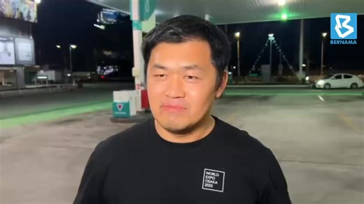 3.5K views · 43 reactions | #Perak Pereka bentuk model sebuah syarikat mainan Oh Jee Shyan, 42, menunggu detik 12 tengah malam ini bagi menikmati subsidi petrol RON95 di bawah insiatif Budi MADANI RON95 (BUDI95) di sebuah stesen minyak di Jalan Sultan Azlan Shah, Ipoh.  Harith Nizar/BERNAMA #BernamaNews #BUDI95 #Subsidi #BUDIMADANIRON95 | BERNAMA | Facebook