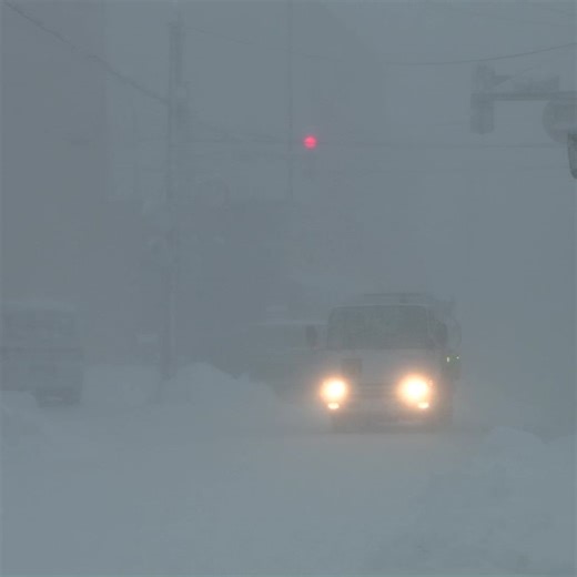 【大雪の北海道】札幌では35センチの積雪観測_高速道路では通行止めのエリアも_約220人が一夜明かした新千歳空港では92便が欠航_引き続き警戒を（北海道ニュースUHB）