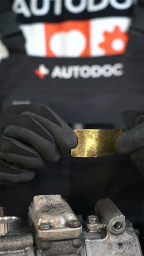 Kikka jumiutuneen pultin irrottamiseen metalliliuskalla 🔩 #lifehack #howto #carhacks #remove #bolt