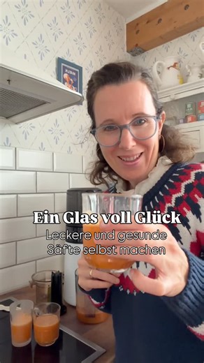 Tanja Berlin on Instagram: "Spart 10% mit tanjab10 auf alle Produkte bei Hurom 🥭 Werbung mit Rabattcode Frische Säfte die voller Vitamine sind. Mit dem Hurom H70-ST Slow Juicer entsaften wir leise, sanft und ganz unkompliziert selbst morgens, wenn noch alles schläft. Dank Slow-Squeeze-Technologie bleiben Vitamine & Enzyme bestmöglich erhalten, die Säfte sind klar, aromatisch und gut verträglich. Besonders praktisch im Alltag ist auch die Self-Feeding-Funktion mit integrierter Schneideeinheit. E