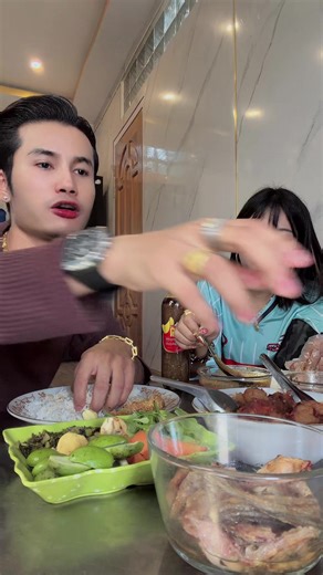 အစားစားတဲ့အချိန်တော့ ဒီ၂ယောက်က ရန်မဖြစ်ဘူးလေ😂@🍀Wine Lay🍀♒️ @🇲🇲🐲 Nay Min Myat 🐲🇲🇲 @❄️Wine Lay❄️ @ထည်ဝါပင်ရင်း☎️09789239789☎️