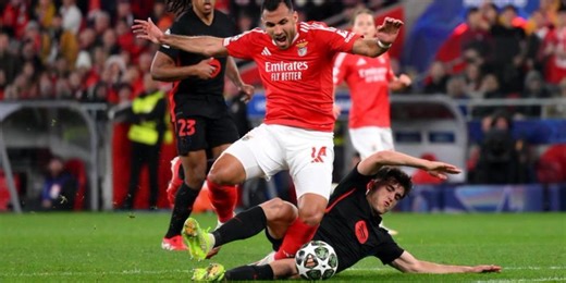 FC Barcelona | Roja a Cubarsí por una entrada por detrás a Pavlidis