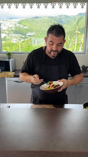 🇷🇪 Retour aux sources. Retour aux fondamentaux. Ce risotto au curcuma et boucané n’est pas un simple plat. C’est l’un des premiers que j’ai appris dans les cuisines de Alain Ducasse.Un risotto vibrant, ensoleillé, profondément ancré dans ma mémoire de cuisinier, qui me permet d'intégrer et mettre à l'honneur régulièrement notre terroir et ses produits fabuleux.Aujourd’hui, il est devenu l’un de mes plats signatures.Parce qu’il raconte une histoire.Parce qu’il est le fruit d’un apprentissage ex