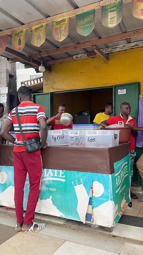 Garba in Ivory Coast (Côte d’Ivoire) is a popular street food dish made primarily of attiéké and fried tuna It’s usually sold by “garba men”, often near schools, bus stops, markets, or working areas. Fresh vegetables are the go to with this type of dish #ivorycoast #food | Tatiana Haina