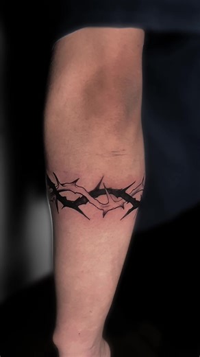 Tatuaje de rosa cicatrizado realizado x mi 🥸, en esta ocasion agrrgamos la corona de espinas 🙋‍♂️#tatuajestacna #tacna #blackwork #espinastattoo