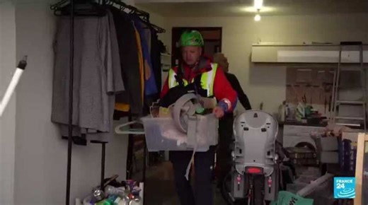 Volcan en Islande : les habitants d'une ville évacuée récupèrent leurs biens