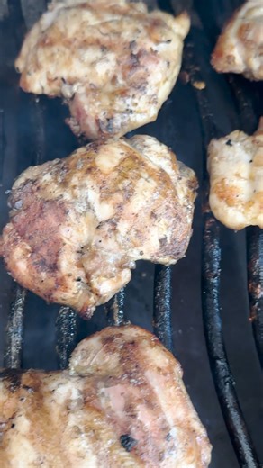 Les hauts de cuisse de poulet désossés Olymel font toute la différence dans ce burger Piri-Piri effiloché, super simple à préparer. 👨‍🍳 Un souper parfait pour la fin de l’été! | Olymel