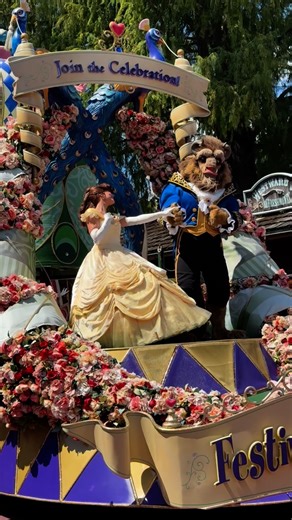 Lots to unpack from yesterday’s Festival of Fantasy parade at Magic Kingdom at Walt Disney World. We still miss the opening swan court dancers and how vibrant the colors of the flowers once were but now the mechanics just aren’t working. | Unofficial Disney Character Hunting Guide