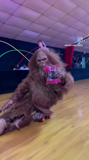 #sasquach #rollerskating #jacklinks #rinkrat #rollerskatingtiktok #costume #halloween