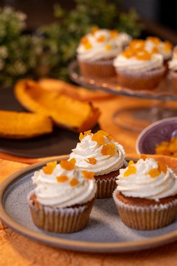 581 reactions · 104 shares | A sütőtökös muffin finom őszi édesség, ami a mascarponehabtól válik igazi desszertté, és így lesz belőle az amerikaiak kedvence, cupcake. Farkasinszki Ildikó, a Mindmegette maestrója videón is mutatja a sütőtökös muffin receptjét. #muffin #cupcake #sütisuli A receptet itt találjátok: https://www.mindmegette.hu/recept/sutotokos-muffin | Mindmegette.hu | Facebook