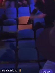 @Marcoelplomero Al wey que le cayó en la espalda no volteo a ve que era y siguió su pedo jajaja