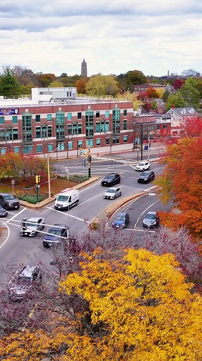 Newton Corner is one of Newton’s most convenient and charming villages. 💛 With direct Mass Pike access and a major MBTA hub, it’s a top choice for anyone commuting to Boston or Cambridge. But what really makes it shine are the local favorites — yoga studios, cozy cafés, Buff's Pub (the wings are iconic), and Max and Leo's Pizza Newton (I went to high school with them!) It’s also home to Farlow Hill, an elegant, tree-lined enclave known for its beautiful homes and peaceful setting. If you’re exp