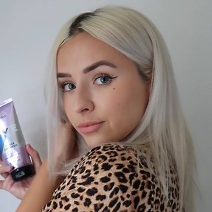 2.7K views · 11 reactions | The ultimate brass busting silver shampoo to use on blonde, grey or white hair for icy locks. Watch how @ch32 keep's her blonde blonde with our Silver Shampoo How To Use:  Apply the shampoo on wet hair  Leave for 3–5 minutes  Rinse thoroughly  Remember to wash your hands  Dry and create your favourite style  Tag us in your selfie #silvershampoo #generationcolour #blondeblonde | Schwarzkopf LIVE Colour | Facebook