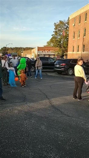 The Alton Chamber Of Commerce Trunk-or-Treat is happening right now! | AltonMo.com
