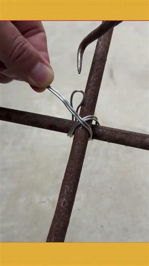The genius way to tie a strong cross knot with wire! #lifehacks #DIYtips #construction #knotskills