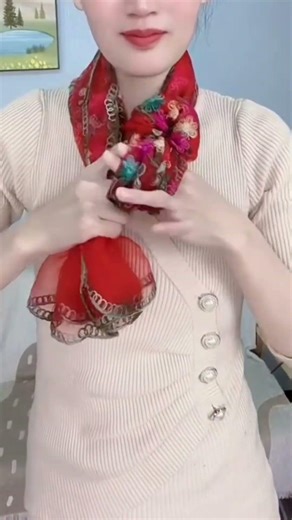 Tie tips🎀 Tie a Silk scarf 小窍门，丝巾系法 #silkscarf #fashion #beautiful #scarf #stlye