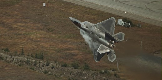 Watch This F-22 Raptor Fly Insane Maneuvers in Spectacular 4K