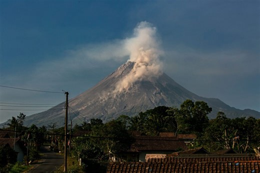 Erupción del volcán Lewotobi en Indonesia obliga a elevar alerta al máximo y cancela vuelos