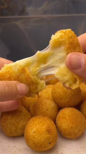Ariele Feijó on Instagram: "Receita completa: 2 xícaras de água 2 colheres de café de sal 1 colher de café de orégano 1 colher de café de páprica defumada 2 batatas médias cozidas e amassadas 1 colher de sopa de margarina 2 xícaras de trigo 200g de mussarela Rendimento 30 bolinhas #viral #videos #receitas"