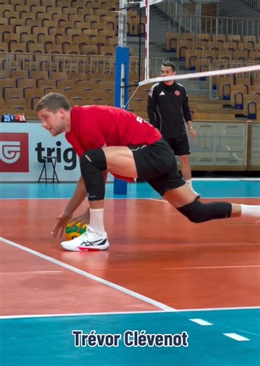 Trévor Clévenot Leads Practice Session for CEV Champions League