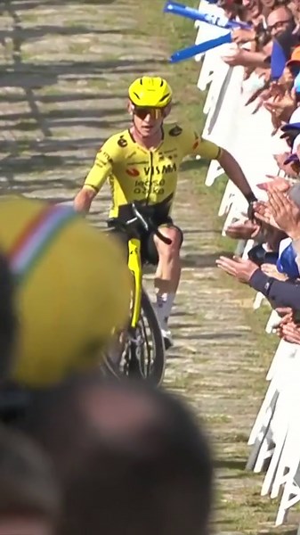 Could you match Patryk Goszczurny?! 😳 A one handed wheelie ON COBBLES to wrap up the week for the young Bee 🐝 👏 #cycling #roadcycling #wheelie